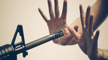 كانت بتلعب بالسلاح.. سيدة تطلق النار على زوجها في الشيخ زايد كانت بتلعب بالسلاح.. سيدة تطلق النار على زوجها في الشيخ زايد