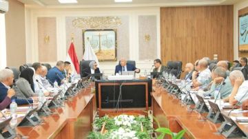 أخبار الوادي الجديد.. المحافظ يترأس اجتماعا لبحث تنفيذ تكليفات اجتماع مجلس المحافظين والتوسع في منافذ بيع السلع الغذائية