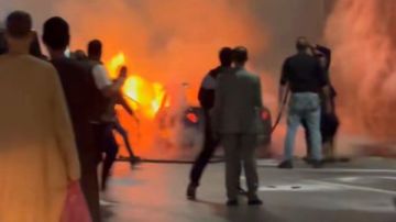 اشتعال ذاتي.. كواليس احتراق سيارة أمام المتحف المصري الكبير صور