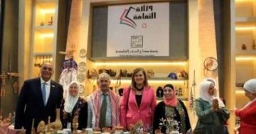 الدكتورة هالة السعيد والدكتورة غادة والي تقدمان الدعم للعارضين في تراثنا