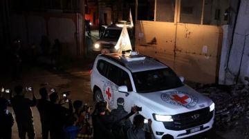 الصليب الأحمر يتسلم جثتي أسيرين إسرائيليين من حماس تمهيدا لتسليمهما لجيش الاحتلال