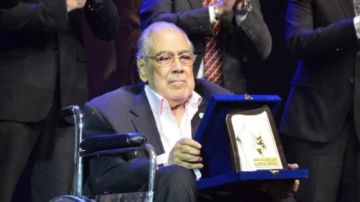 على كرسي متحرك.. صبري عبدالمنعم باكيا: شكرا إنكم كرمتوني قبل ما أروح