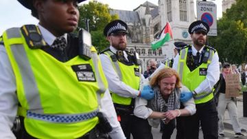 شرطة لندن تعتقل نحو 500 متظاهر بسبب دعمهم فلسطين أكشن شرطة لندن تعتقل نحو 500 متظاهر بسبب دعمهم فلسطين أكشن