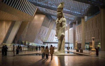 على بعد خطوتين من الأهرامات... المتحف المصري الكبير يقود مستقبل الوعي الحضاري في الشرق الأوسط على بعد خطوتين من الأهرامات... المتحف المصري الكبير يقود مستقبل الوعي الحضاري في الشرق الأوسط