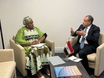 وزير الخارجية يلتقي وزيرة التعليم في ليبيريا على هامش اجتماعات المجلس التنفيذي لليونسكو