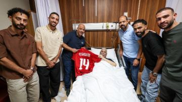 أحدهم منحه تيشيرت الأهلي.. نجوم القلعة الحمراء يزورون حسن شحاتة