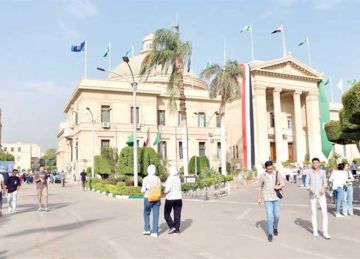 رئيس جامعة القاهرة يشهد احتفالية تكريم الطلاب المتميزين فى الأنشطة الجامعية تقديرا لتفوقهم