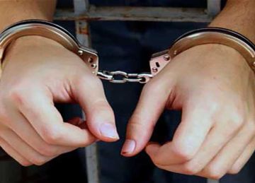 ضبط شخصين انتحلا صفة موظفي خدمة عملاء في النصب على المواطنين ضبط شخصين انتحلا صفة موظفي خدمة عملاء في النصب على المواطنين