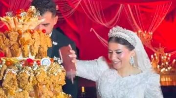 كل شخص لديه الحرية في التعبير عن فرحته.. هبة قطب تعلق على مشاهد كيك الفرايد تشيكن بزفاف ابنتها كل شخص لديه الحرية في التعبير عن فرحته.. هبة قطب تعلق على مشاهد كيك الفرايد تشيكن بزفاف ابنتها