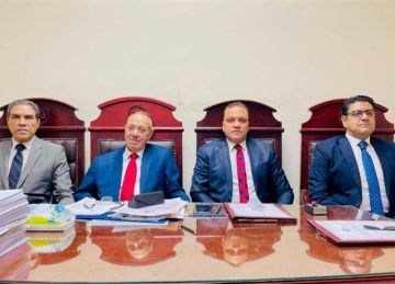 مقابل تهريب عملات وطنية.. المشدد لـ3 موظفين بمصر للطيران وآخر بتهمة الرشوة 