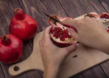 من الملمس واللون والشكل.. كيف نختار الرمان الناضج؟