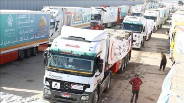 اصطفاف شاحنات المساعدات الإنسانية تمهيدا لدخولها من مصر إلى غزة
