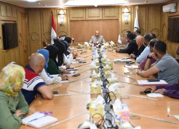 قنا تبحث رفع كفاءة الجهاز الإداري وتعزيز التنسيق مع المركز التكنولوجي