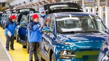 الصين تهدد بسحب التراخيص من شركات السيارات .. لهذا السبب الصين تهدد بسحب التراخيص من شركات السيارات .. لهذا السبب