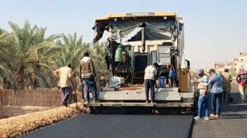 الوادي الجديد تواصل تطوير الطرق وازدواج المحاور الحيوية بالمراكز