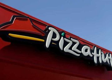 بيتزاهت تغلق 68 فرعا في المملكة المتحدة وتسرح 1210 موظفين