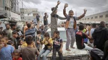 رصدتها الكاميرا.. لحظة إلقاء جنود الاحتلال قنبلة صوتية على شباب فلسطينيين رصدتها الكاميرا.. لحظة إلقاء جنود الاحتلال قنبلة صوتية على شباب فلسطينيين