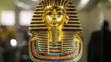 زاهي حواس: الملك توت عنخ آمون وعنخ إس يظهران ككائن واحد على كرسي العرش