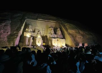 قبل بدء ظاهرة التعامد.. توافد الآلاف من الأفواج السياحية أمام بوابات معبد أبو سمبل