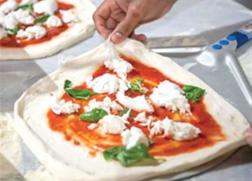  ليه عجينة البيتزا بتفشل؟ .. 6 أخطاء شائعة وحيل لنتيجة مثالية مثل الجاهزة