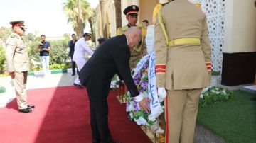 محافظ القاهرة يضع إكليلا من الزهور على مقابر شهداء المنطقة العسكرية بالخفير