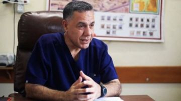 محكمة إسرائيلية تمدد اعتقال الطبيب الفلسطيني حسام أبو صفية بزعم أنه مقاتل غير شرعي محكمة إسرائيلية تمدد اعتقال الطبيب الفلسطيني حسام أبو صفية بزعم أنه مقاتل غير شرعي