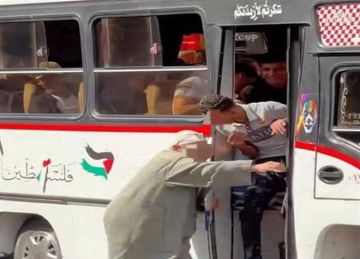 عم فوزي حديث السوشيال ميديا.. القصة الكاملة لمنع مسن من ركوب أتوبيس بالمنصورة عم فوزي حديث السوشيال ميديا.. القصة الكاملة لمنع مسن من ركوب أتوبيس بالمنصورة