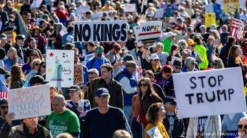 لا للملوك.. 7 ملايين متظاهر يجتاحون مدن أمريكا احتجاجا على ترامب وإدارته لا للملوك.. 7 ملايين متظاهر يجتاحون مدن أمريكا احتجاجا على ترامب وإدارته