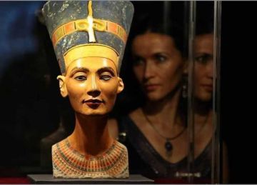 مؤسسة زاهي حواس للآثار والتراث تفتح باب التطوع بحملة استرجاع تمثال نفرتيتي مؤسسة زاهي حواس للآثار والتراث تفتح باب التطوع بحملة استرجاع تمثال نفرتيتي