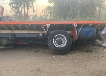 انقلاب سيارة تريلا محملة بالأسمنت بسبب هبوط أرضي في قنا انقلاب سيارة تريلا محملة بالأسمنت بسبب هبوط أرضي في قنا