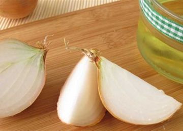 طريقة بسيطة لوقف حرقة العين وذرف الدموع أثناء تقطيع البصل