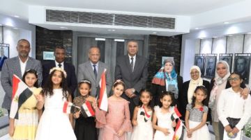 طلاب مدارس أسوان الرسمية للغات يهنئون المحافظ بذكرى نصر أكتوبر طلاب مدارس أسوان الرسمية للغات يهنئون المحافظ بذكرى نصر أكتوبر