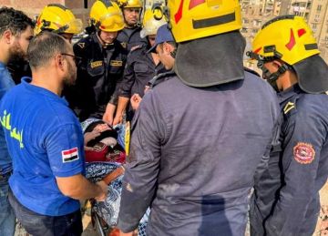 على طريقة فيلم بين السماء والأرض .. رجال الإسعاف والدفاع المدني ينقذون سيدة حامل داخل أسانسير بفيصل على طريقة فيلم بين السماء والأرض .. رجال الإسعاف والدفاع المدني ينقذون سيدة حامل داخل أسانسير بفيصل