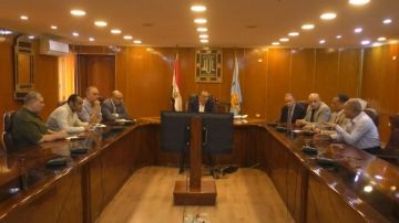 محافظ أسيوط يلتقي أهالي قرية صليبة العدر ويوجه بسرعة تلبية مطالبهم وتقديم الدعم الكامل