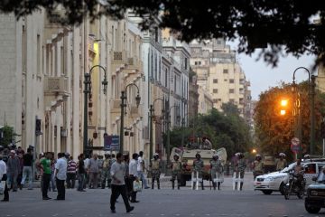مصر: فيديو صادم لما فعله شخصان بسيدة مسنة لحظة سرقتها والداخلية تعلق