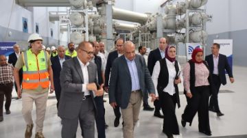 وزير الكهرباء والطاقة المتجددة يتفقد محطة محولات عيون موسى وزير الكهرباء والطاقة المتجددة يتفقد محطة محولات عيون موسى