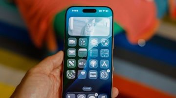 تحديث iOS 26.1 يقدم ميزة تخفف من تأثير الزجاج السائل المثير للجدل تحديث iOS 26.1 يقدم ميزة تخفف من تأثير الزجاج السائل المثير للجدل