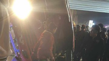 تفاصيل انقلاب سيارة نقل محملة بأنابيب الغاز أعلى طريق المعادي