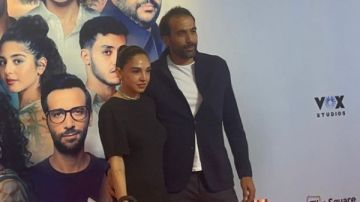 سلمى أبو ضيف وزوجها على السجادة الحمراء لعرض فيلم هيبتا 2