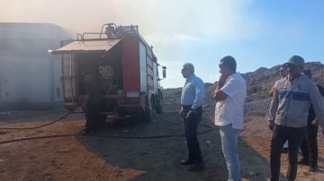 دون إصابات.. السيطرة على حريق بـ 3 مخازن داخل أرض بزهور بورسعيد صور دون إصابات.. السيطرة على حريق بـ 3 مخازن داخل أرض بزهور بورسعيد صور