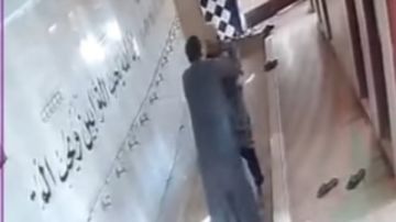 شاب يعتدي على مسن داخل مسجد بالغربية لخلافهما على آذان الفجر فيديو