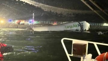 سقطت بالبحر.. طائرة إماراتية تتعرض لحادث في مطار هونج كونج