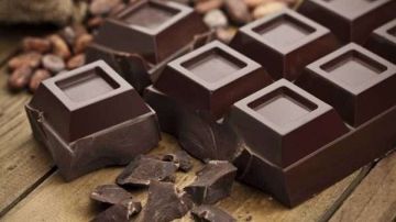 ماذا يحدث لجسمك عند تناول الشوكولاتة الداكنة بانتظام؟