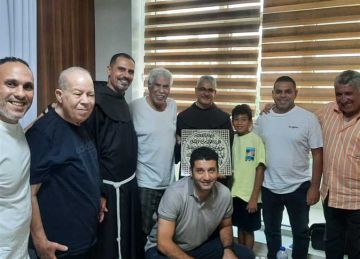 الأب بطرس دانيال يزور الكابتن حسن شحاتة