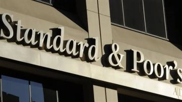عاجل.. ستاندرد آند بورز ترفع التصنيف الائتماني لمصر إلى B مع نظرة مستقبلية مستقرة عاجل.. ستاندرد آند بورز ترفع التصنيف الائتماني لمصر إلى B مع نظرة مستقبلية مستقرة