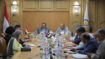 محافظ قنا يبحث آليات الإسراع بطرح مشروعات الخطة الاستثمارية