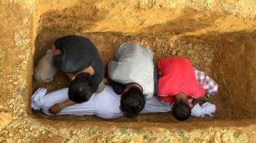 هل صعوبة دخول الميت إلى قبره وسقوط نعشه سوء خاتمة؟.. انتبه هل صعوبة دخول الميت إلى قبره وسقوط نعشه سوء خاتمة؟.. انتبه