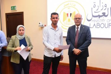 وزير العمل يسلم عقود عمل للمتقدمين على فرص عمل في مجال الزراعة بالأردن