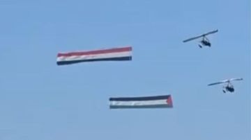 احتفالا بانتهاء الحرب.. علم فلسطين يرفرف بجانب علم مصر في سماء شرم الشيخ احتفالا بانتهاء الحرب.. علم فلسطين يرفرف بجانب علم مصر في سماء شرم الشيخ