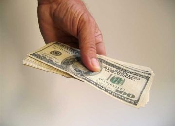 تراجع أسعار الدولار في ظل تفاؤل بشأن التوصل لاتفاق تجاري بين واشنطن وبكين تراجع أسعار الدولار في ظل تفاؤل بشأن التوصل لاتفاق تجاري بين واشنطن وبكين